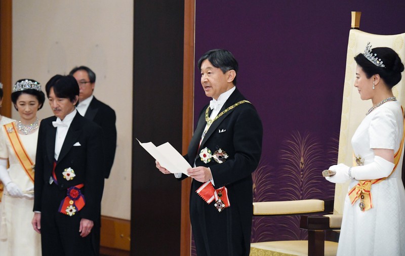 Naruhito a devenit noul împărat al Japoniei, după abdicarea tatălui său