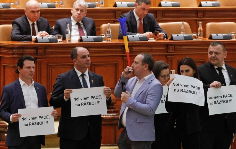 Cererea SUA pentru a amplasa în România avioane și trupe a fost aprobată de Parlament: AUR a făcut scandal la dezbatere