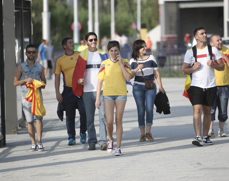 România - Muntenegru (duminică, ora 21.45). Clujul este în galben! Fanii tricolorilor dau năvală la stadion. Sunt și suporteri ai oaspeților / GALERIE FOTO
