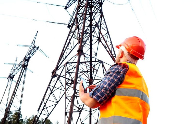 Mii de oameni, fără curent electric în județul Suceava din cauza vremii extreme