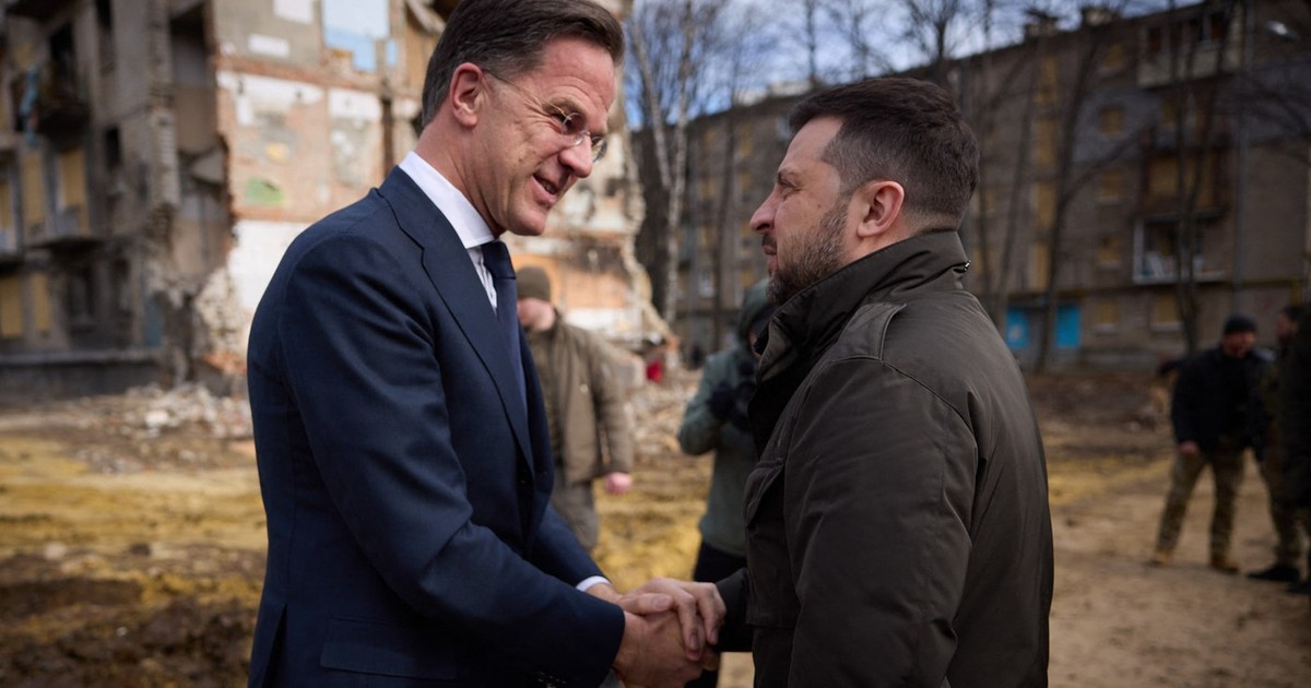 Președintele ucrainean Volodimir Zelenski (stânga) și Mark Rutte, viitorul secretar general al NATO, în timpul unei întrevederi la Harkov Foto: Profimedia