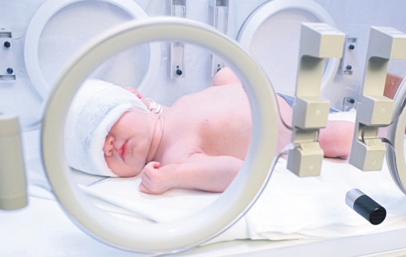 Bebeluşului ars în incubator i s-a făcut transplant de piele