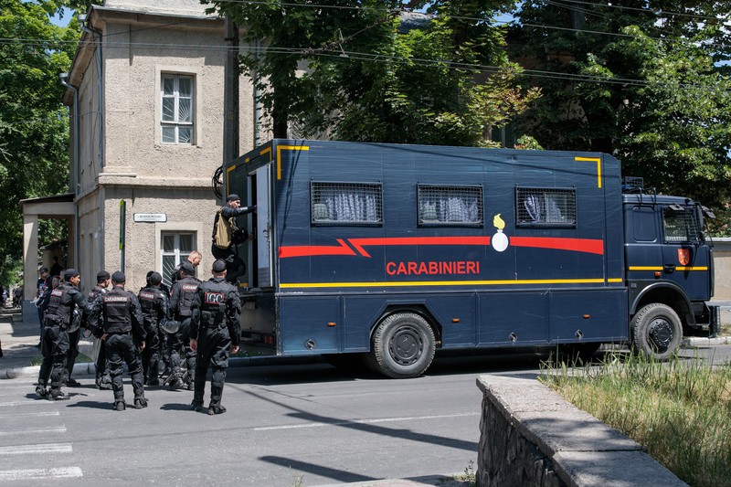 Mascații se urcă în autocarele și dubele Inspectoratului General de Carabinieri