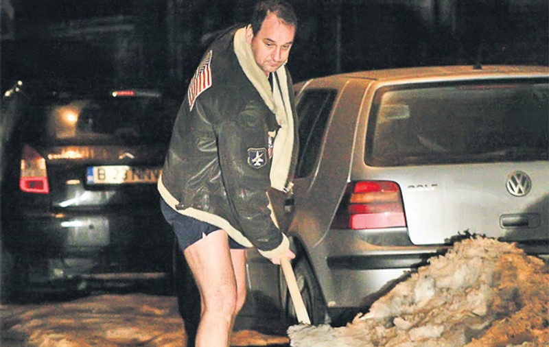 Cristi de la Haiducii dă la lopată în şort!