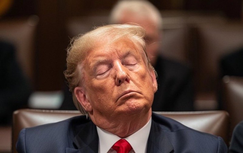 Valuri de ironii după ce Donald Trump a adormit la primul termen al procesului său din New York. „Sleepy Don este prea bătrân și slab pentru a fi președinte”