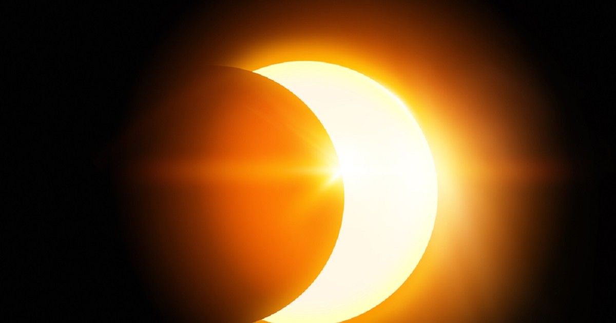 Eclipsă parțială de Soare pe 22 septembrie 2025 - Imagine cu o eclipsă parţială de soare, în care luna a acoperit aproape jumătate din discul solar
