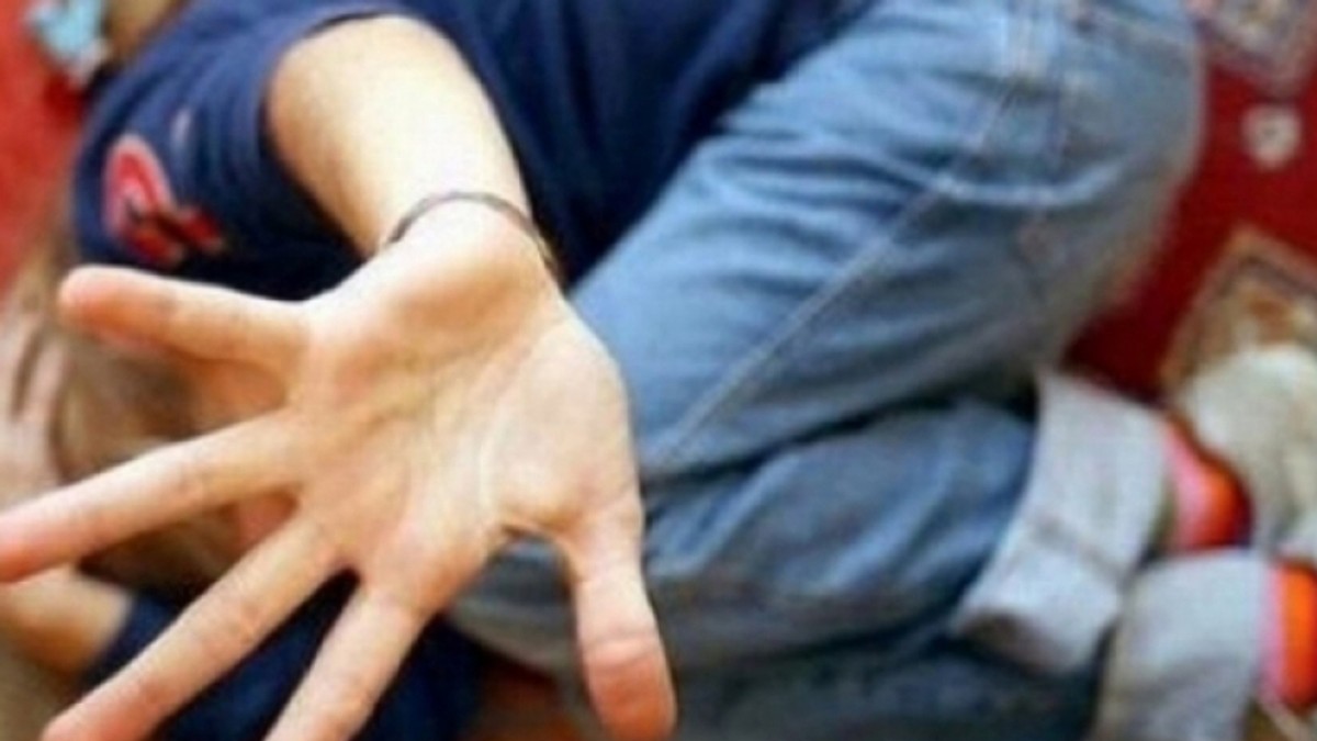 Anchete în Teleorman după ce mai mulți elevi și-au bătut și umilit profesoara de Cultură Civică