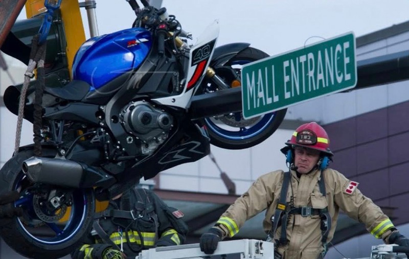 O motocicletă a ajuns suspendată pe semafor, după un accident grav, în Canada: „Mission: Impossible, dar pilotul este în stare gravă!” | VIDEO