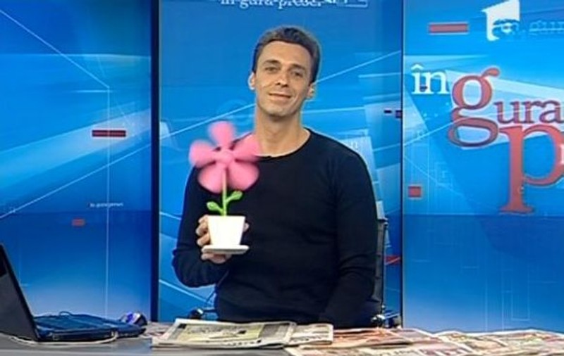Uite ce de cadouri a primit Mircea Badea de Ziua Îndrăgostiţilor | VIDEO