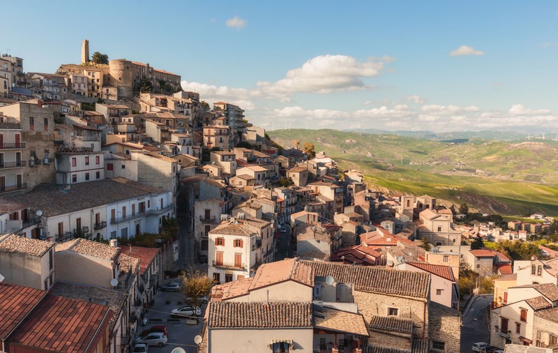 Vreți o casă într-un orășel din Sicilia? Se dau gratuit! Cine are copii mici primește și bonus!