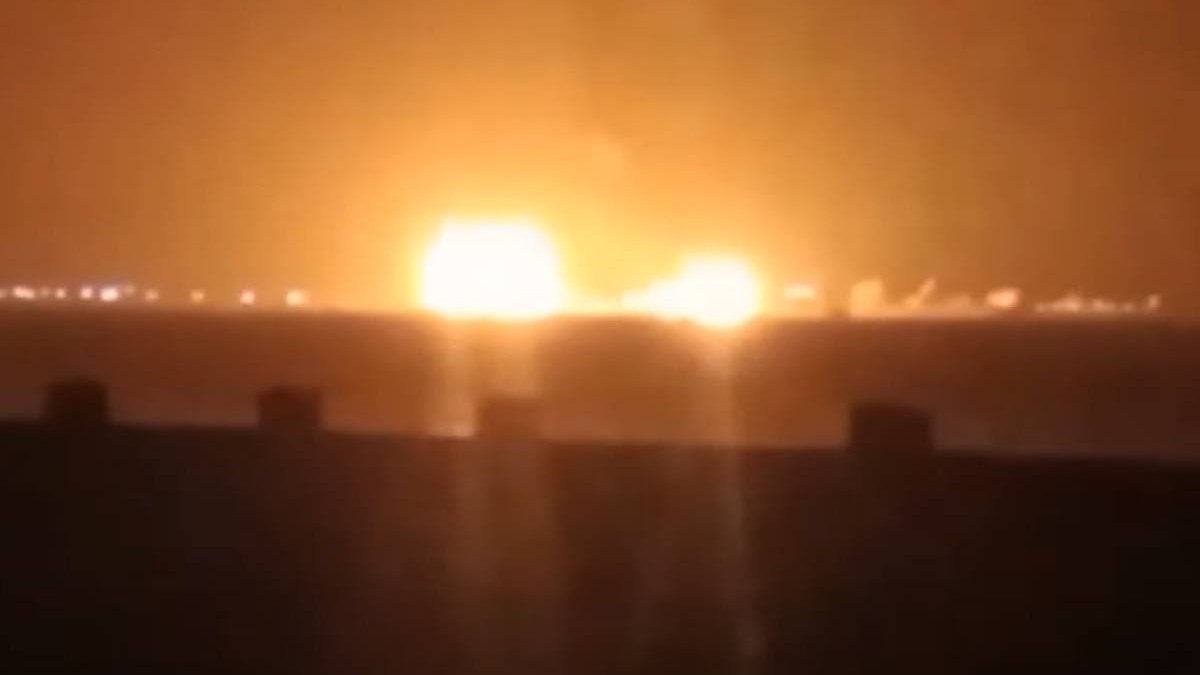 Poză cu flăcările care au cuprins portul de combustibil din Yemen, care a fost atacat de armata americană