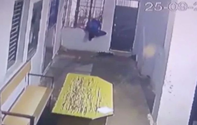 VIDEO | Momentul în care un infractor cu talia subțire evadează din arest. Imaginile sunt incredibile
