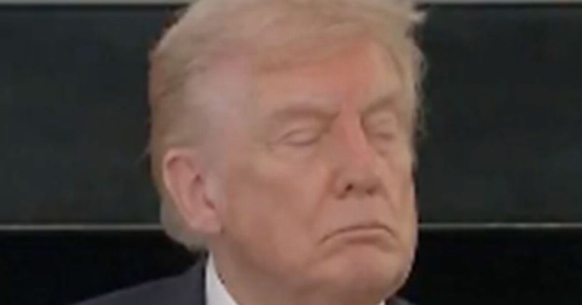 Donald Trump închide ochii la o întâlnire oficială