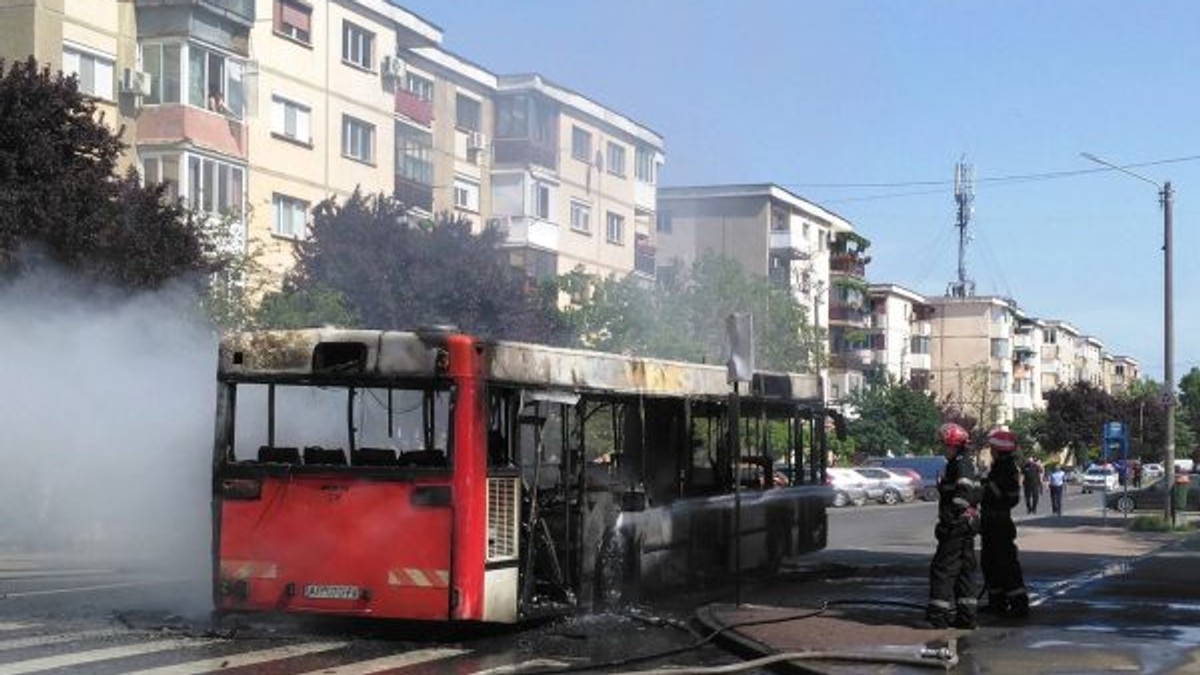 Un autobuz a ars complet pe o stradă din Arad. Pasagerii și șoferul au coborât când au simțit miros de fum