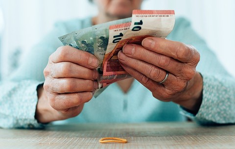 Femeie cu bancnote de euro în mâini
