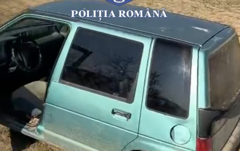 Focuri de armă pentru prinderea unui șofer fără permis, care a abandonat mașina și a fugit pe câmp, în Constanța. Ce au găsit polițiștii în autoturism