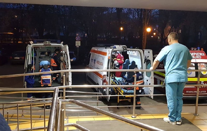 Părinții unui copil de 1 an și 8 luni din Satu Mare, suspectați că și-au omorât în bătaie copilul. Medicii au alertat poliția