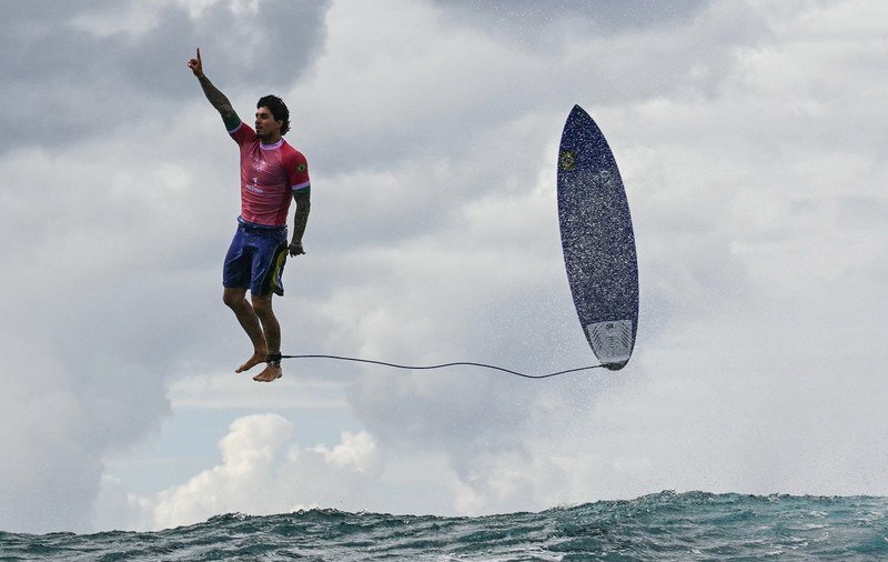 „Surferul plutitor”. Fotograful care a surprins momentul la Jocurile Olimpice dezvăluie cum a făcut poza: „Era în spatele valului și nu-l puteam vedea”