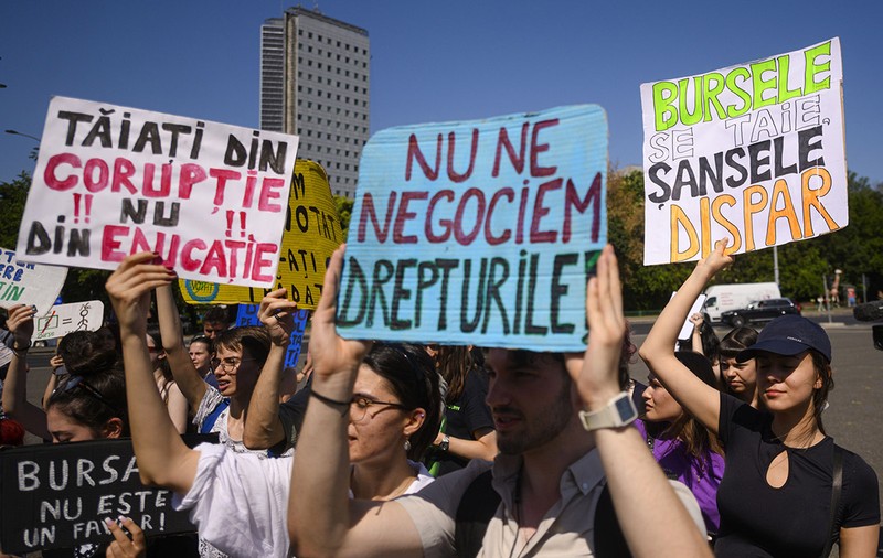 Alianța Studenților din România: „Fondul de burse va scădea cu peste 50%, iar beneficiarii, mai puțini cu 44.000”  