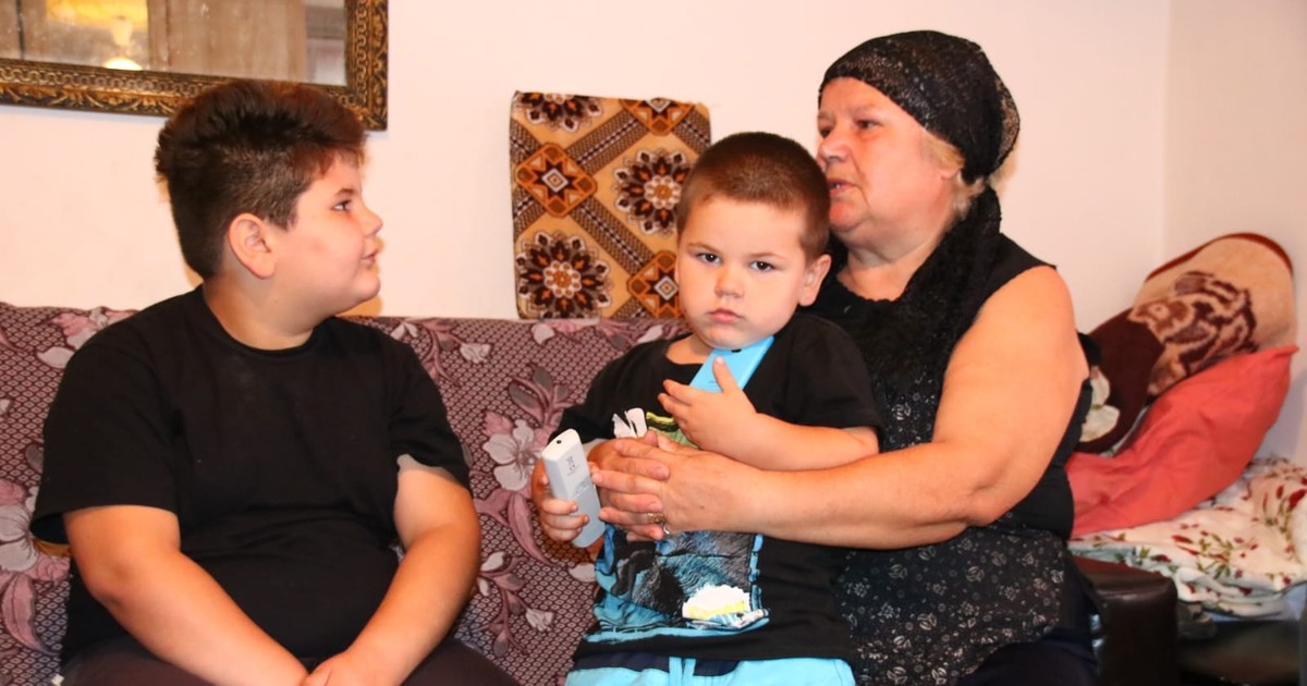 EXCLUSIV: Doi copii din Craiova încep anul școlar în suferință. În două luni, Lucian și Ovidiu și-au pierdut mama și tatăl, care s-a spânzurat din cauza problemelor: „De-acum, trebuie să ne avem unul pe altul”