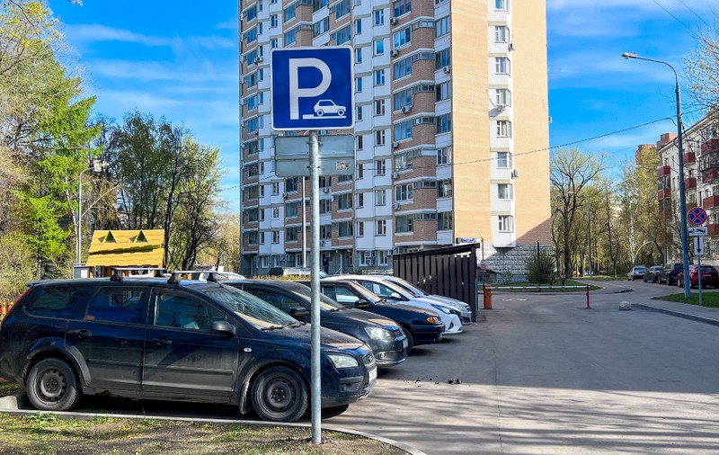 O șoferiță și-a mărit singură locul de parcare cu 81 de centimetri, vecinii au dat-o în judecată și au pierdut, în Spania