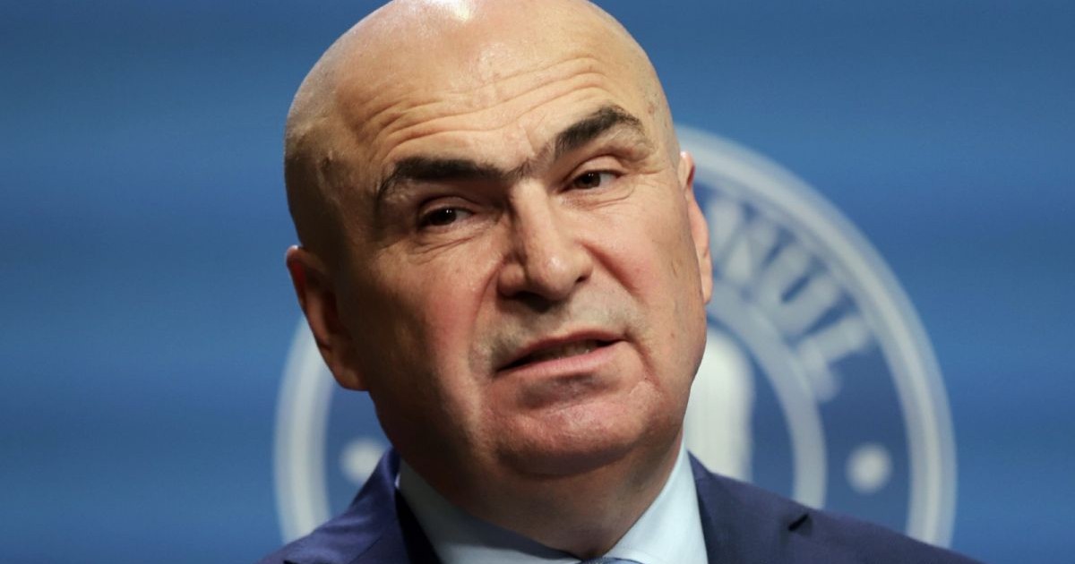 Premierul Ilie Bolojan ascultă o întrebare la o conferință de presă, București, 26 august 2025