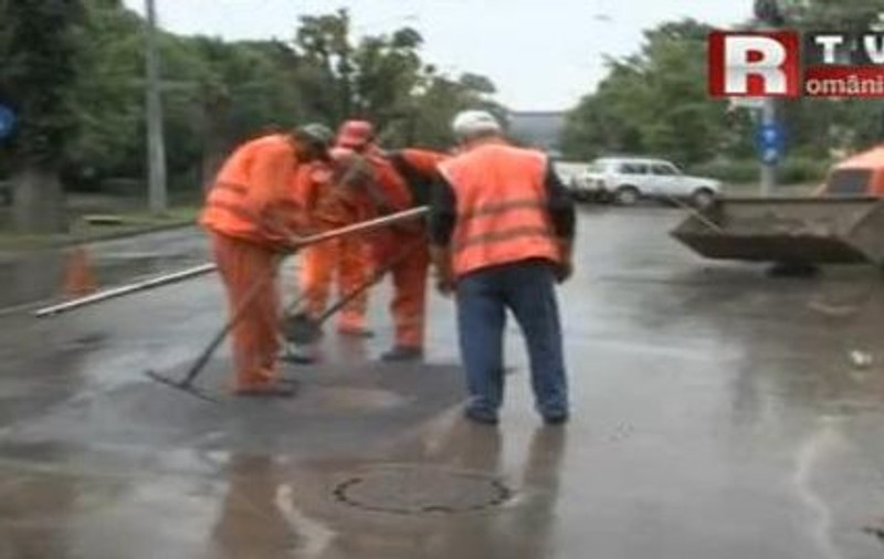 El este cel mai furios muncitor din România! "Şi dacă asfaltam pe ploaie, ce?" | VIDEO