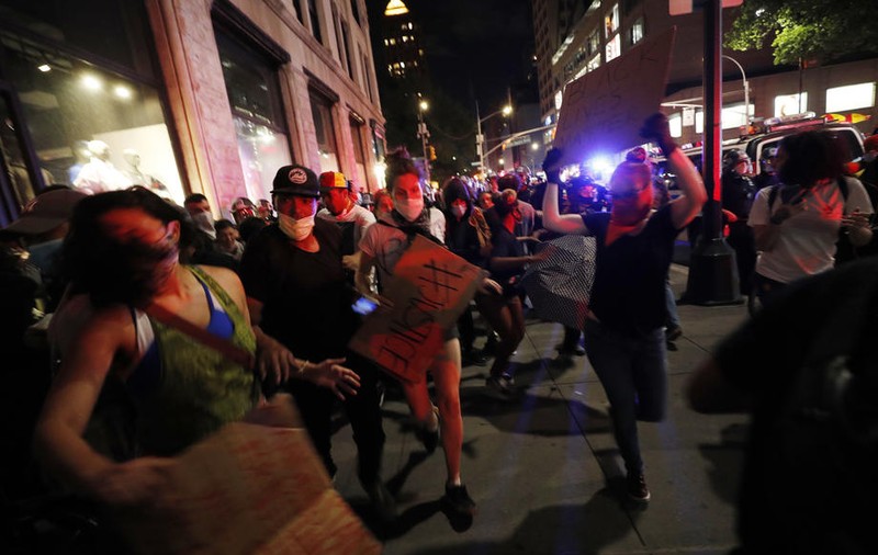 O jurnalistă şi-a pierdut un ochi, după ce a fost atacată de poliţia americană. Mai mulţi jurnalişti au fost răniţi în timpul protestelor care au cuprins SUA