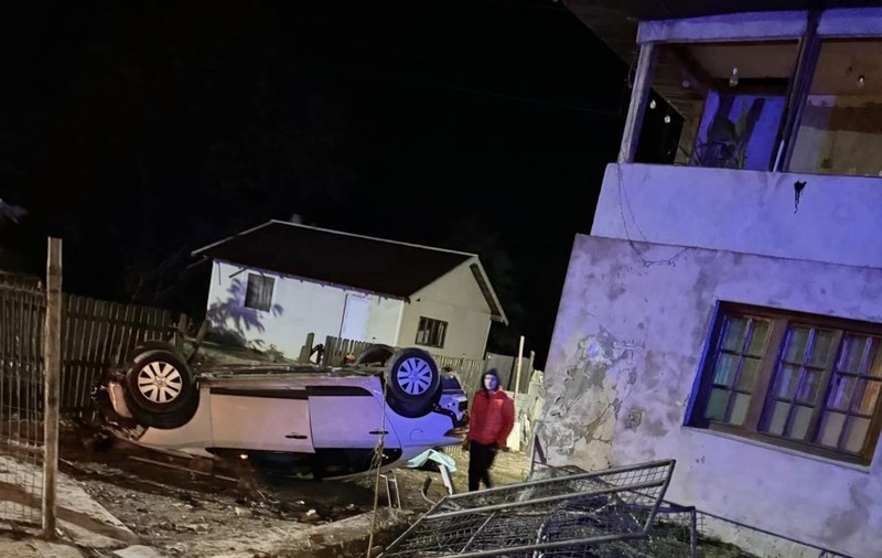 Tânăr mort de ziua lui, în mașina răsturnată chiar în curtea casei părinților, treziți din somn de o bubuitură