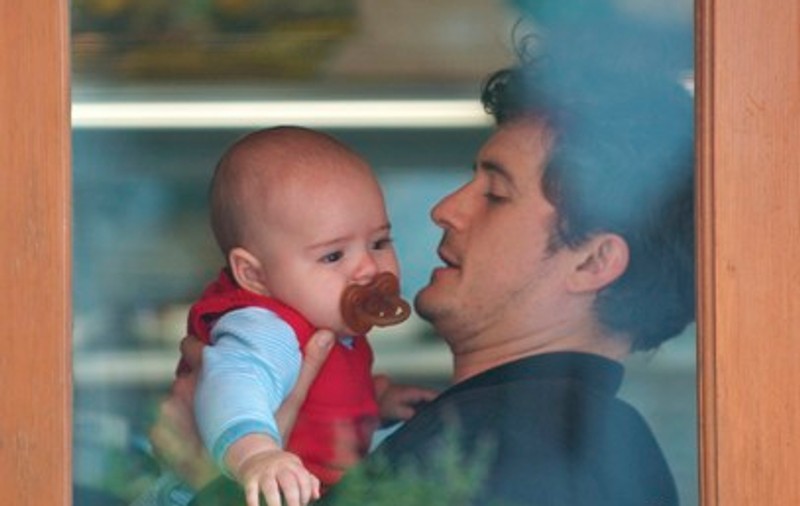 Foto | Ce tătic grijuliu este Orlando Bloom!
