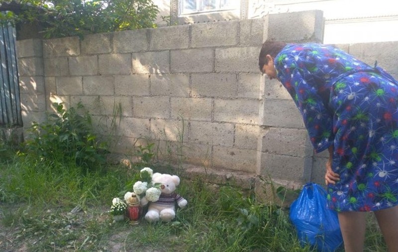 Un copil de 9 ani a murit după ce o bucată dintr-un gard de beton s-a desprins și i-a căzut în cap! A vrut să-și recupereze mingea, dar și-a găsit sfârșitul