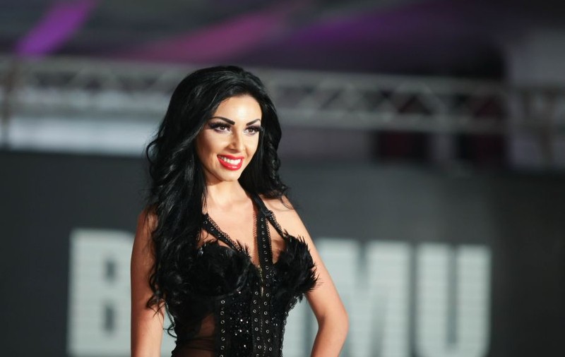 ANDREEA PODĂRESCU A LEŞINAT PE PODIUM, ÎN TIMPUL PREZENTĂRII COLECŢIEI ADRIANEI BAHMUŢEANU! | FOTO
