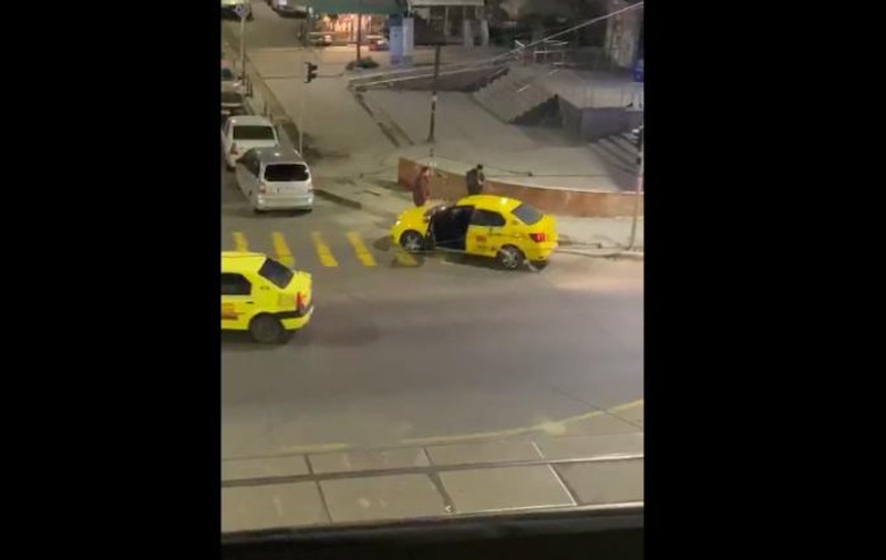 Bărbat bătut de un taximetrist din București pentru că a vrut să urce cu țigara aprinsă în mașină