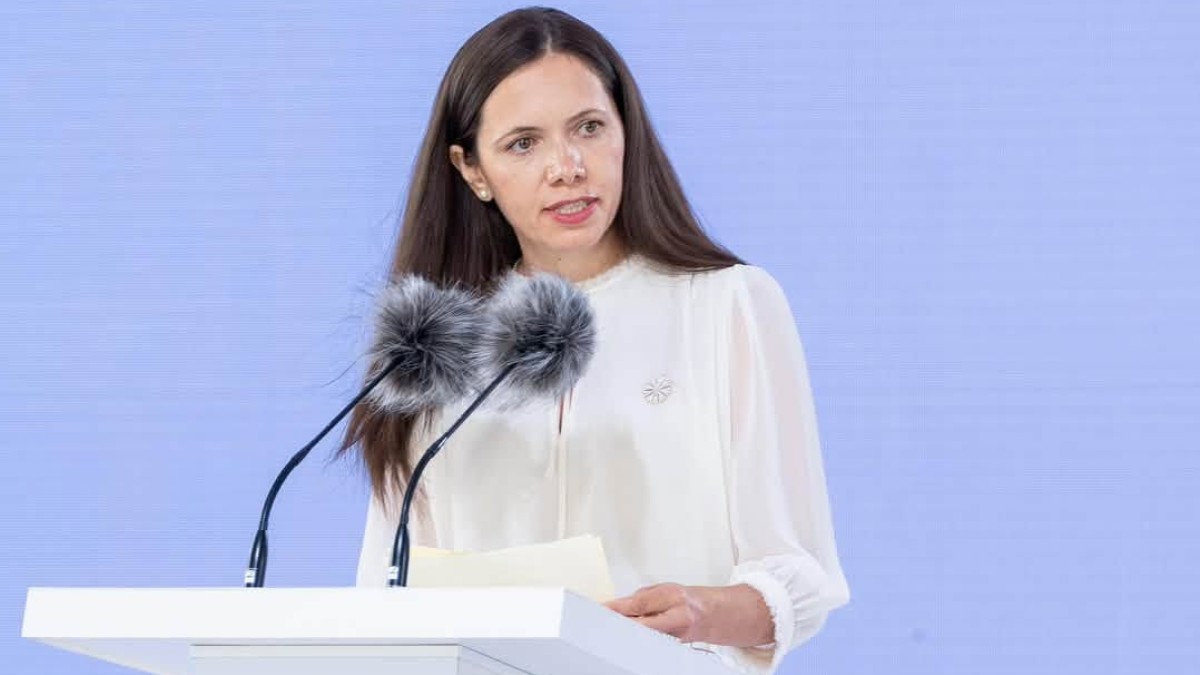 Mirabela Grădinaru, în timpul unui discurs, purtând o rochie albă din dantelă