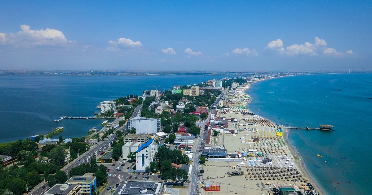 Imagine aeriană din dronă cu stațiunea Mamaia pe centru, cu Marea Neagră pe partea dreaptă și Lacul Siutghiol pe partea stângă
