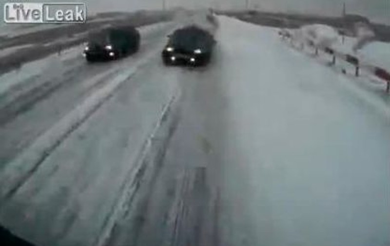 Ce accident cumplit! Uite cum au sfârşit trei oameni sub roţile unui TIR | VIDEO INCREDIBIL
