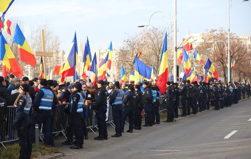 Un polițist a participat la mitingul AUR, după ce a refuzat să se supună evaluării psihologice. Ulterior, i-a fost retras armamentul din dotare 