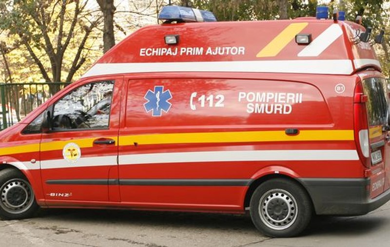 Două persoane, rănite după ce au căzut cu maşina de pe un pod