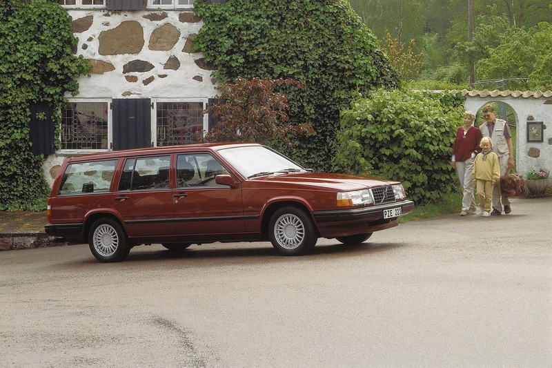 Cei care apreciază spațiul generos și un nivel ridicat de siguranță nu pot ignora un Volvo vechi, precum modelul 900, Foto: Volvo