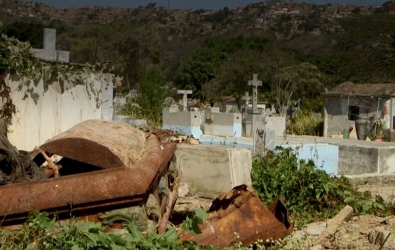 VIDEO | Venezuela, „pământ fără lege”! Hoții au început să vandalizeze mormintele din cel mai mare cimitir din Caracas