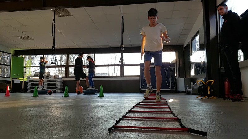 Prima parte a antrenamentului constă în exerciţii fizice