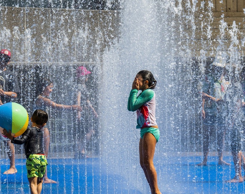 Marea Britanie se topește la peste 40 de grade Celsius. Cum și-au petrecut englezii ziua cu cele mai mari temperaturi din istorie