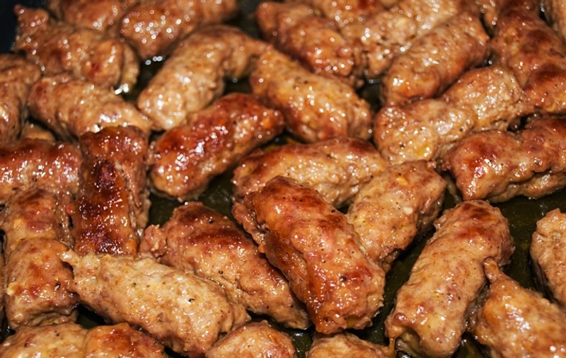 Reţeta originală de mici - cum se făceau mititeii acum 100 de ani!