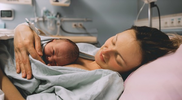 mama-nastere-nou-nascut