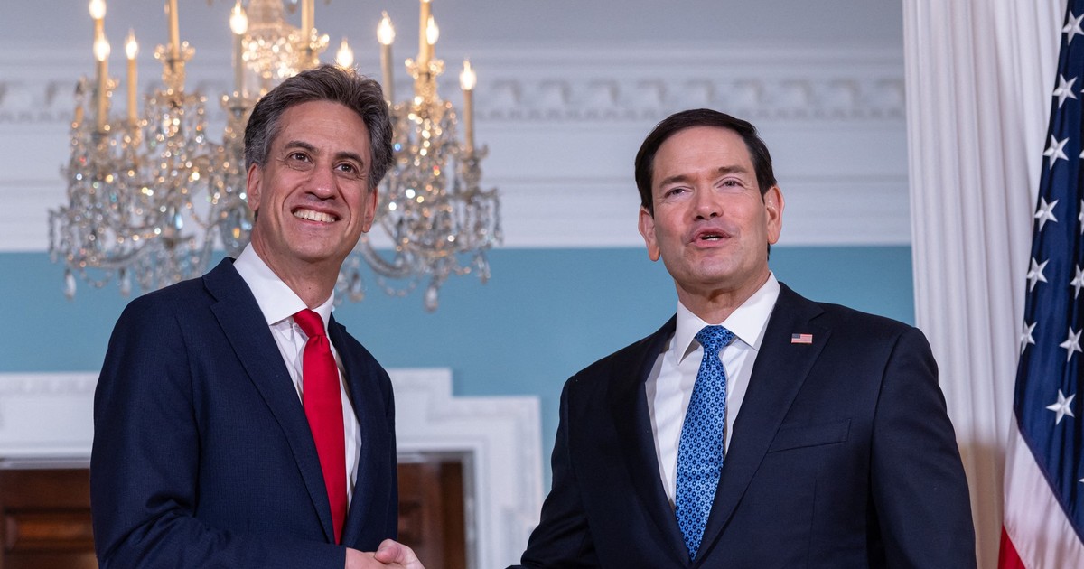 Ed Miliband (stânga) dă mâna cu Marco Rubio în timpul vizitei sale la Washington D.C. Foto: Profimedia