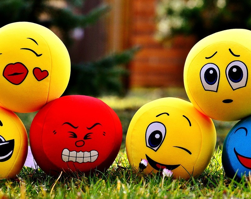 Ce înseamnă emoticoanele pe care le folosim pe rețelele de socializare