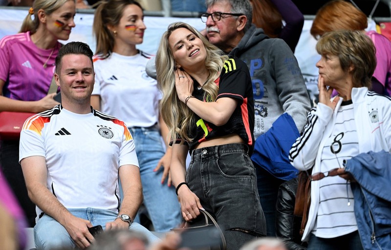 Fussball Euro 2024 Eroeffungsspiel Gruppe A 14.06.2024 Deutschland - Schottland Anika Bissel Frau von Torwart Manuel Neuer Deutschland *** Soccer Euro 2024 group A opening match 14 06 2024 Germany Scotland Anika Bissel Wife of goalkeeper Manuel Neuer Germany,Image: 881659939, License: Rights-managed, Restrictions: Credit images as "Profimedia/ IMAGO", Model Release: no