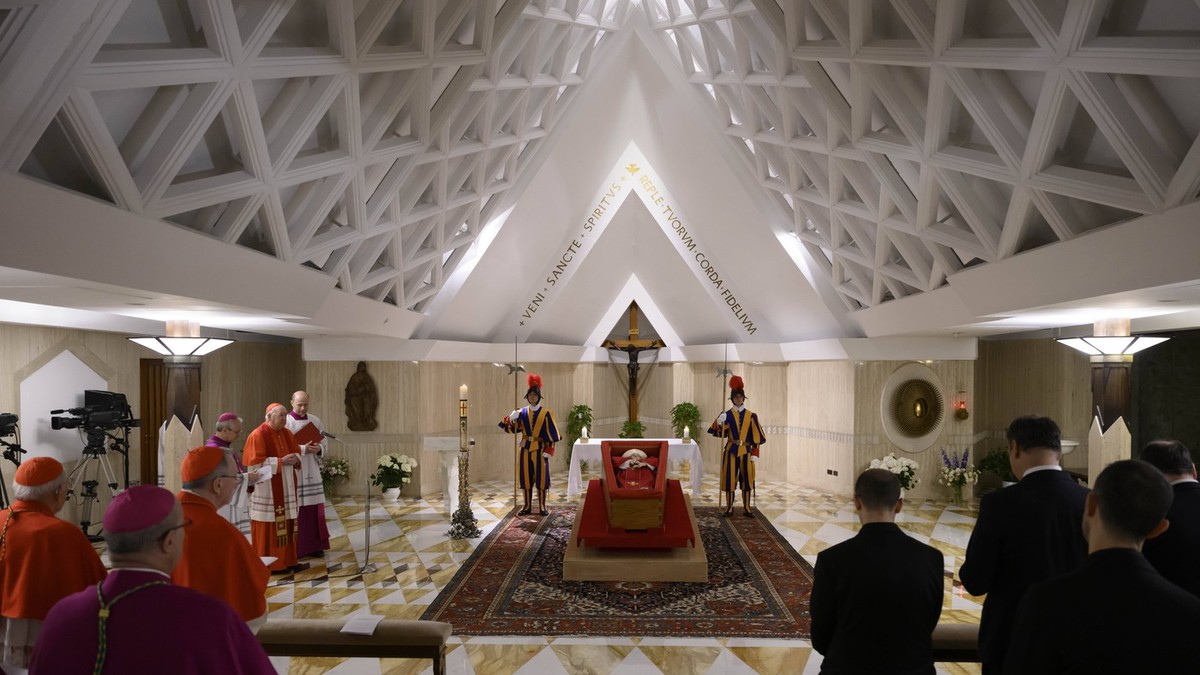 Papa Francisc, depus în sicriu. Maii mulți cardinali sunt în jurul catafalcului