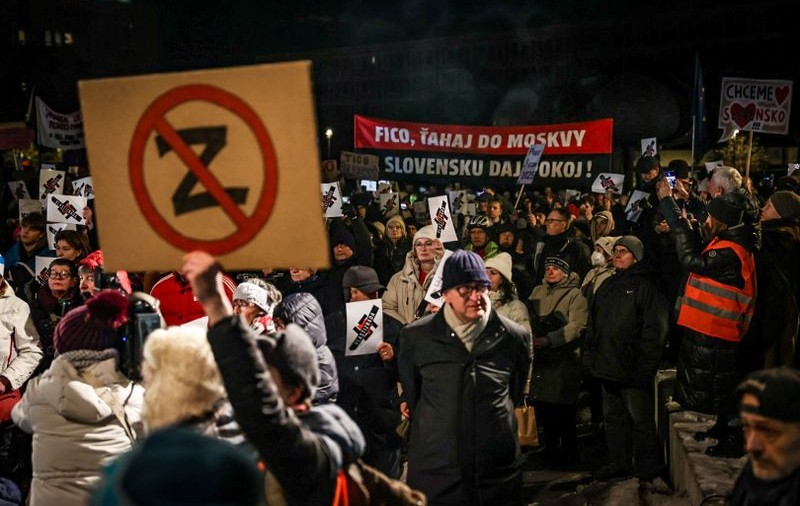 Protest la Bratislava față de politica externă a lui Robert Fico: „Du-te la Moscova și lasă-ne în pace”