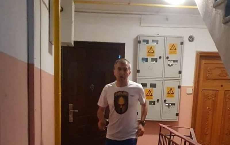 Un jandarm din Tulcea a alergat 100 de kilometri în scara unui bloc cu zece etaje pentru copiii cu autism